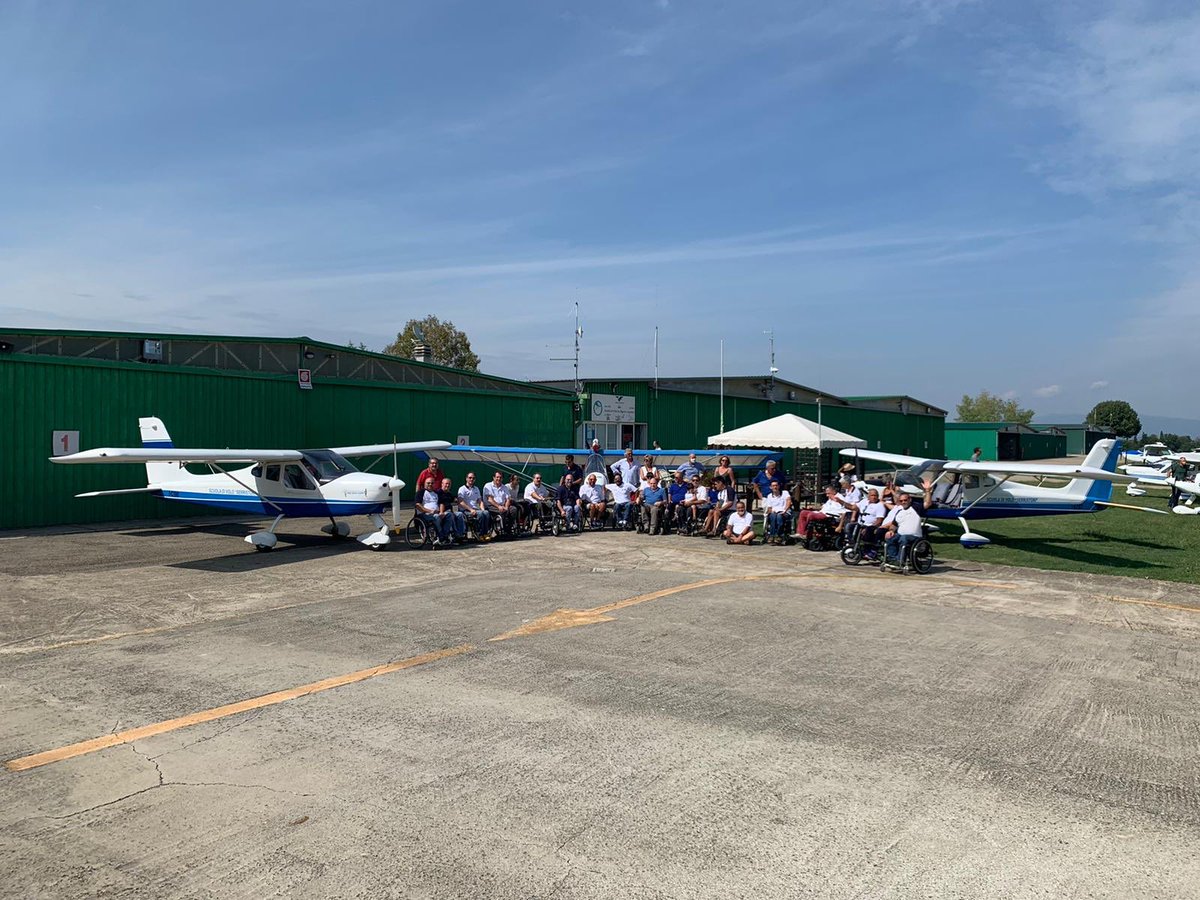 weflyteam's tweet photo. 25 anni di #BaroniRotti!!
#weflyteam #osavolare #daretofly https://t.co/Z8xhKavBe5