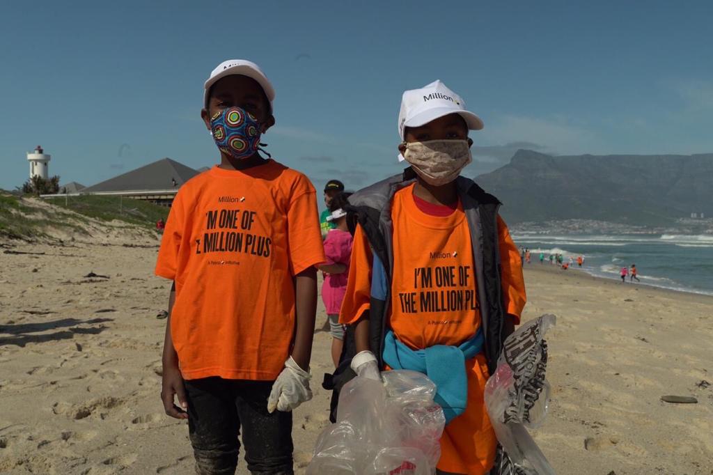 Today is International Coastal #CleanUp Day! We donated gloves to help the beach clean up while refreshing the volunteers with an aQuellé. Do your bit. Reuse. Reduce. Recycle. #BeKindtoNature