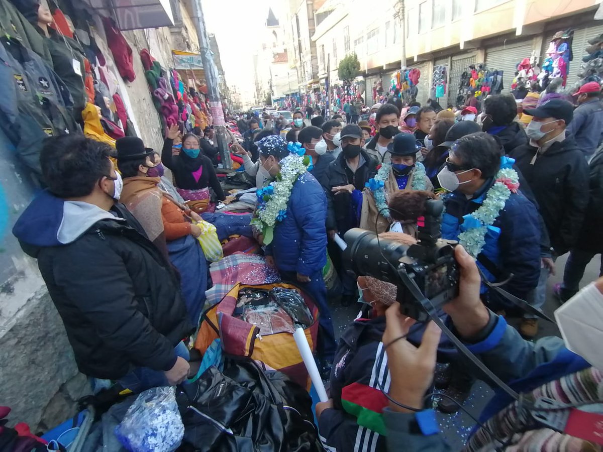 BoJuventudesMAS's tweet photo. El binomio: LUCHO Y DAVID caminan en las calles paceñas y escuchan las necesidades de la gente.
Ellos son nuestros candidatos. 😊✊🏼

#VamosASalirAdelante https://t.co/eDXlPS5NH8
