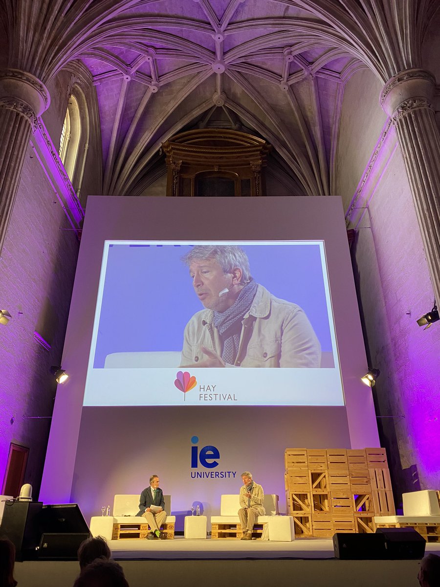 Diego del Alcázar in conversation with #EricVuillard in @IEuniversity in #Segovia 🇪🇸 @hayfestival 👇🏻