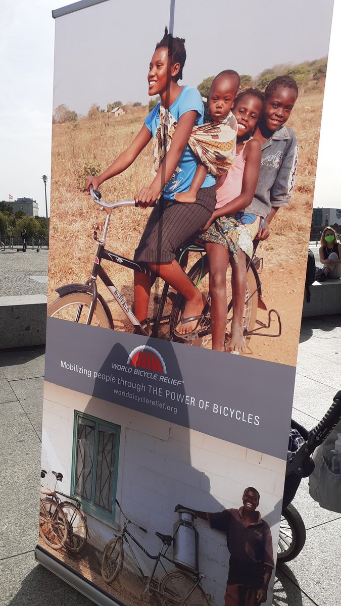 berlin_soapbox's tweet image. First round is starting!!
We have @GarciaHdezAna, talking about #WheelsofChange: How a 🚲 transformed #girls lives in rural #Zambia. So inspirational 

#science #scicomm #wisskomm #WomenInSTEM #stemwomen #soapboxscience #ssb2020