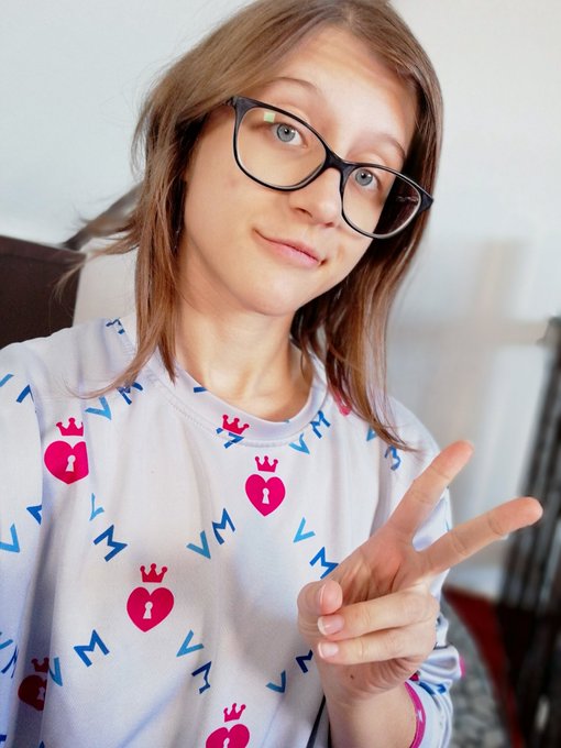 First time streaming in the new place! It's gonna be rough xD // https://t.co/nlSxQ18U0E https://t.c
