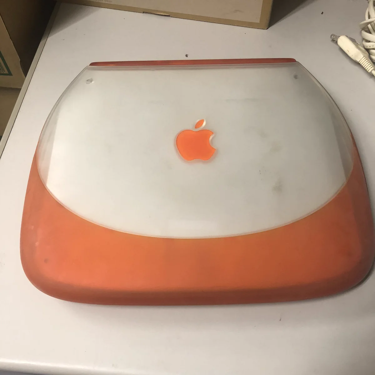 昔のMacが出てきた！カラフルで懐かしすぎる！ｗｗ