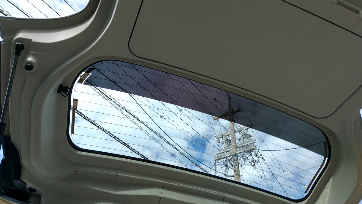 NAGAI44195807's tweet image. パッソさんに透過率5%のフィルムを貼り貼りー😀

道具はエスティマの時に揃えたので今回ももちろんDIY👍

壮絶に豪快に失敗した所が3箇所程あるけど、完璧を求めてるわけじゃないので全然オッケー😄

これでリアドア、バックドアの外からは何も見えなくなったゾッ🙃

#M700
#パッソ
#ブーン