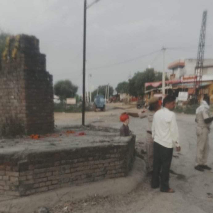 कोटखावदा में थाना अधिकारी हरि सिंह जाट ने दलित समाज के गौरव महात्मा ज्योतिबा फुले मूर्ति को खंडित करके उतार ले गया ये उनका घोर अपमान है !
जब तक हरिसिंह सस्पेंड नहीं होता, जब तक मूर्ति वहाँ वापस नहीं लग जाती, तब तक हमें रुकना नहीं है
<a href="/ashokgehlot51/">Ashok Gehlot</a> #महात्मा_ज्योतिबा_फुले_अमर_रहे!