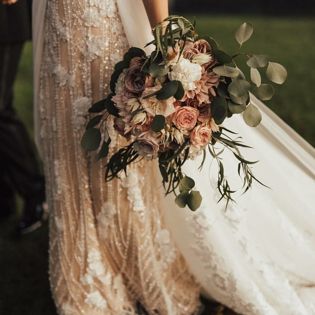 En la sencillez está el encanto 😍 Con un vestido de pedrería espectacular como no.. un ramo romántico y sencillo. #bodaselegantes #bodasdeensueño #weddings #ramos #ramodenovia #fincas #bodas #detalles #silvestre #rosas