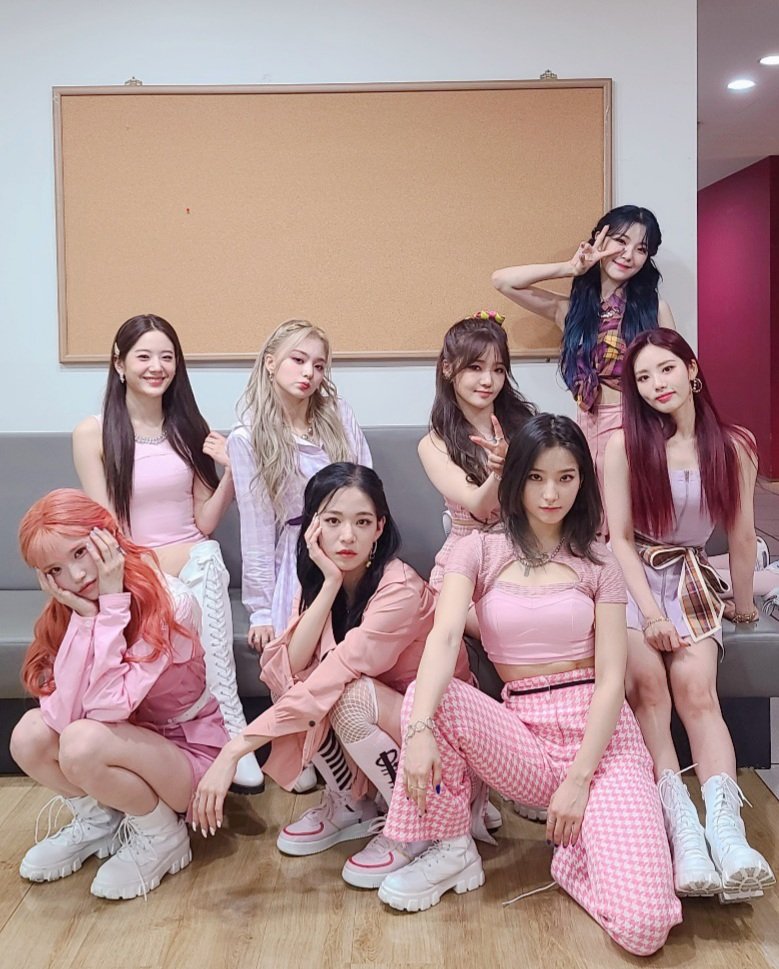 _parkjiwon's tweet photo. today 'Feel Good (SECRET CODE)' promotion at Music Core! We were wearing the pink outfits in the MV. Quickly check it out here : https://t.co/m9f2Iohvao

Also the group fancam here : https://t.co/f1xHKIn31u https://t.co/g0JexAovez