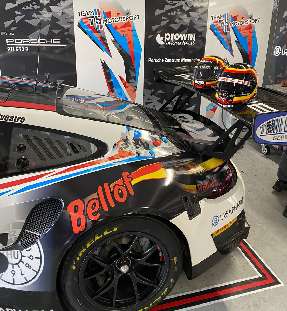 Die Farben des #Helm(s) von #StefanBellof auf dem #Porsche911 #Porsche #911GT3R des <a href="/team75bernhard/">TEAM 75 Bernhard</a> mit der Startnummer 17 von <a href="/simdesilvestro/">Simona De Silvestro</a> und <a href="/klausbachler/">Klaus_Bachler</a> in der #ADAC #gtmasters am #Hockenheimring in #Hockenheim 👏👏👏👏👏#Bellof #StefanBellofOfficial
