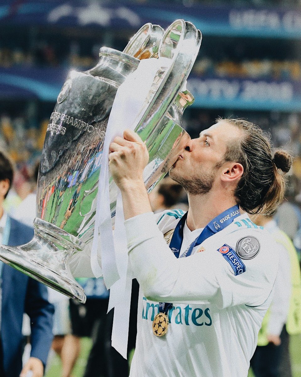 MadridSports_'s tweet photo. Gareth Bale llegó en 2013 como un superfichaje deseado por todos nosotros. La prensa antiflorentinista le puso en la diana y algunos cayeron. Aparecieron las lesiones pero él se dedicó a brillar en momentos importantes. Nos enamoró y junto al resto, llegó un ciclo glorioso. https://t.co/yFj9yM8gKU