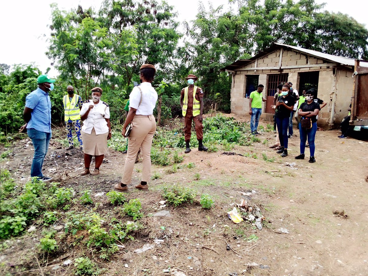 Abbaz001's tweet photo. Unlawful solid waste dumping in Africa must be stopped.
@World Cleanup Day 2020.
#eetfoundation
#ABGreenConsult
#Paulesi
#WorldCleanupDay
#19092020 https://t.co/PmfkfYH3Wj
