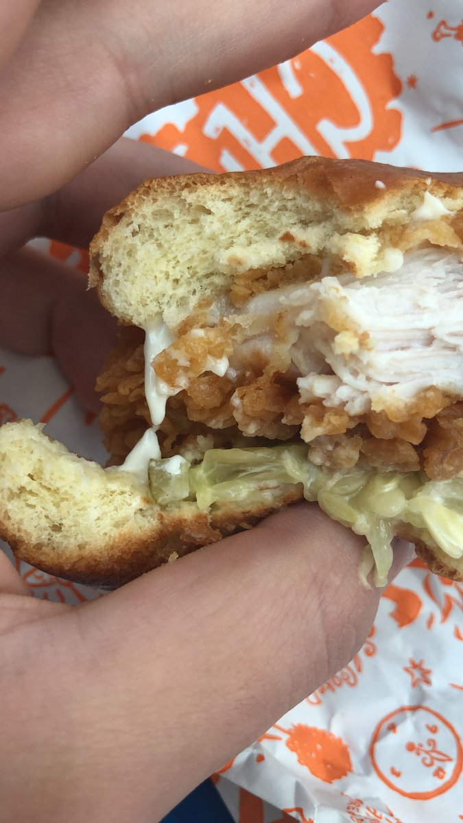 SwehtFN's tweet image. Popeyes chicken sandwich is so good it made me nut #quicknut