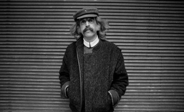 Cuando pisen mis pies descalzos
donde el sol se quedó caliente
he de andar con el paso nuevo
que se hace rumbo buscando el verso

80 años de Eduardo Mateo
              1940-2020