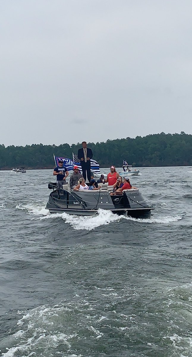 _leahgrac3's tweet photo. #trumpboatparade #BoatersForTrump @realDonaldTrump @TrumpBoats https://t.co/VOdKD9jLnI
