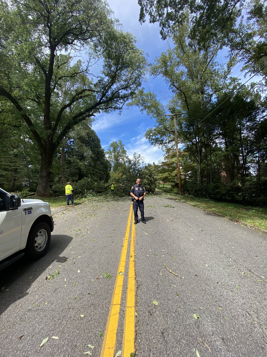 MPDASHIFT's tweet image. Please avoid the 700 block of Mulberry a tree has fallen and has the road blocked Martinsville public works is working to get it removed! Please use caution!