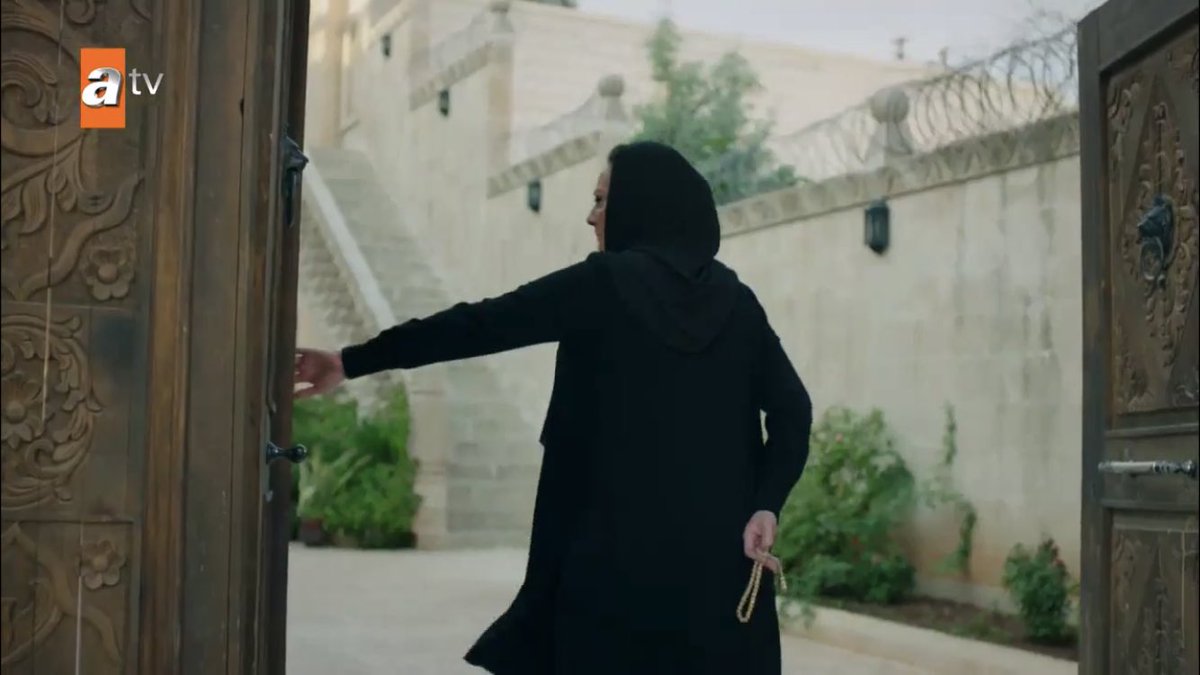 and now she’s alone to finish what she started wow  #Hercai