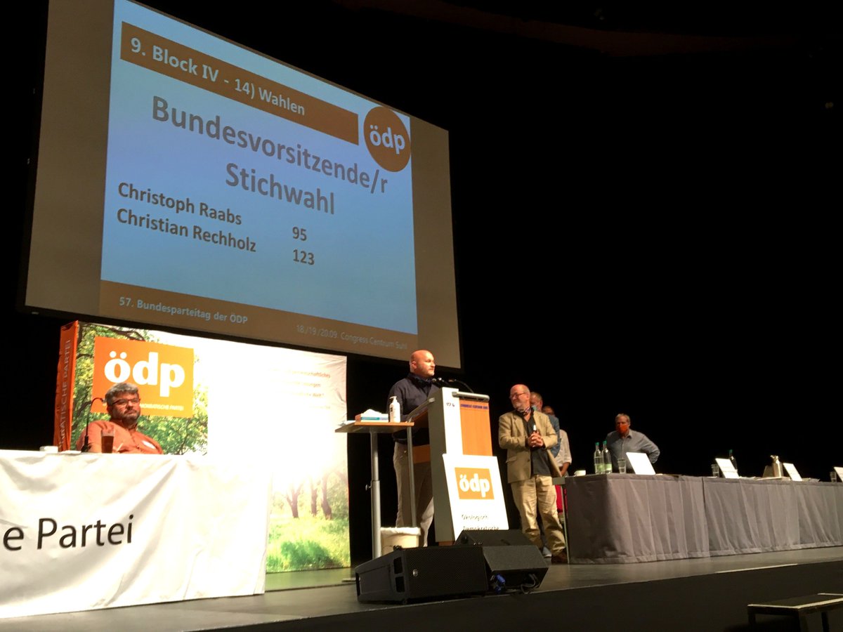 oedp_de's tweet photo. Die Wahl zum neuen ÖDP-Bundesvorsitzenden fiel auf...

Christian Rechholz, 47 J, aus Nürnberg.

Gleichzeitig dankt der Parteitag mit einem anhaltenden Applaus dem scheidenden Vorsitzenden, Christoph Raabs, für seine Arbeit. 

#BPTSuhl2020 #ChristianRechholz #ChristophRaabs #ÖDP https://t.co/AGoM80yXGj