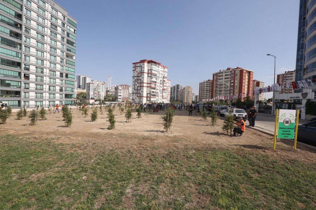 Göreve geldiği günden bu yana Yenimahallemize binlerce metrekare yeşil alan kazandıran Başkanımız Sn. <a href="/fethiyasar/">Fethi Yaşar</a> ile birlikte, Yenimahalle Belediyesi Çalışanları Hatıra Ormanı için 7500 metrekare alanda ağaç dikme töreni gerçekleştirdik. 

Hayırlı olsun.