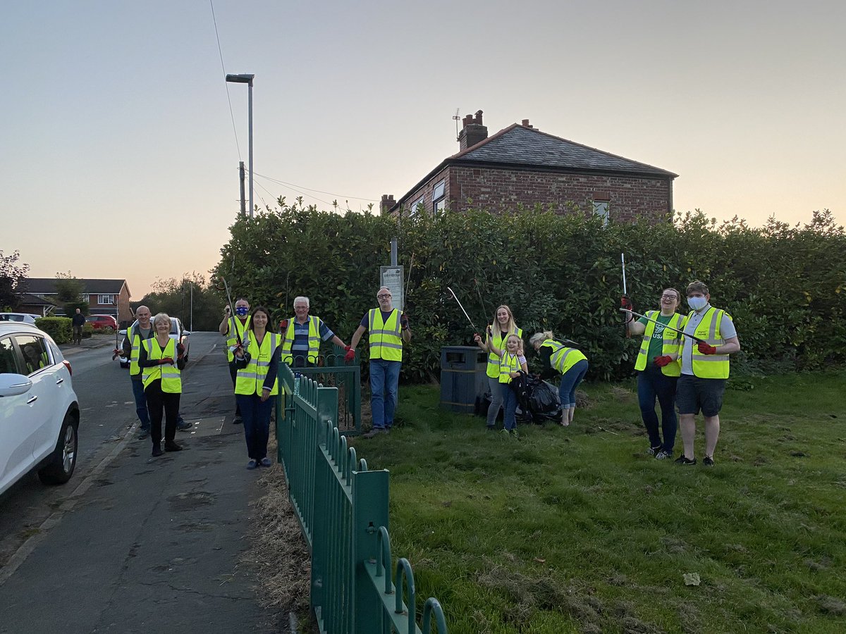 StandishLabour's tweet photo. More litter picking today in Standish - thank you to every one who has helped this week @WiganCouncil #septemberclean https://t.co/vINqOyuvOh