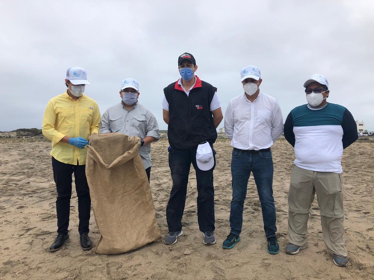 ecu911sambo's tweet photo. [EN TERRITORIO]
El personal Operativo y Administrativo del #ECU911 participa en la Jornada de Limpieza de Playas y Cuerpos Hídricos organizado por @Ambiente_Ec. En el punto el Coordinador Zonal 5-8 del #ECU911 @WilsonGimezV y el Ministro de Ambiente @PauloProanoA https://t.co/5cf0yX0vGZ