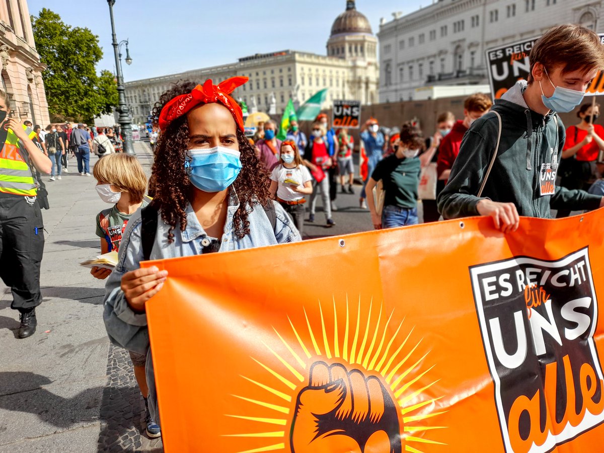 "Wir müssen aufhören, Armut als individuelles Verschulden der Betroffenen darzustellen. Jedes 5. Kind wächst hierzulande in Armut auf. Das Geld um das zu ändern ist da. Aber es ist ungerecht verteilt: #EsReichtFuerUnsAlle"

- <a href="/xsarahleee/">sarah-lee</a> auf der Demo gegen #Kinderarmut in Berlin.