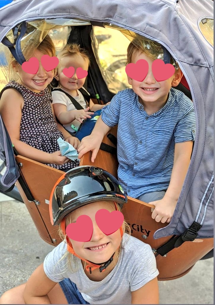 Bonjour ! Pour les gens en ambulance je ne me prononce pas, mais en tant que mère de famille (nombreuse), je vous garantis que pour nous c'est possible ! Et on représente sans doute une large partie de la population 😊👌💪 #solutionvelo #velocargo #velopartout #velopourtout