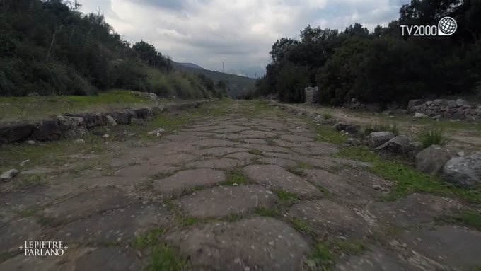 #lepietreparlano stasera su <a href="/TV2000it/">Tv2000.it</a>, conduciamo io e <a href="/_cla_benassi/">Claudia Benassi</a>: misteri e scoperte sulla vita dei primi Cristiani nella capitale dell'Impero