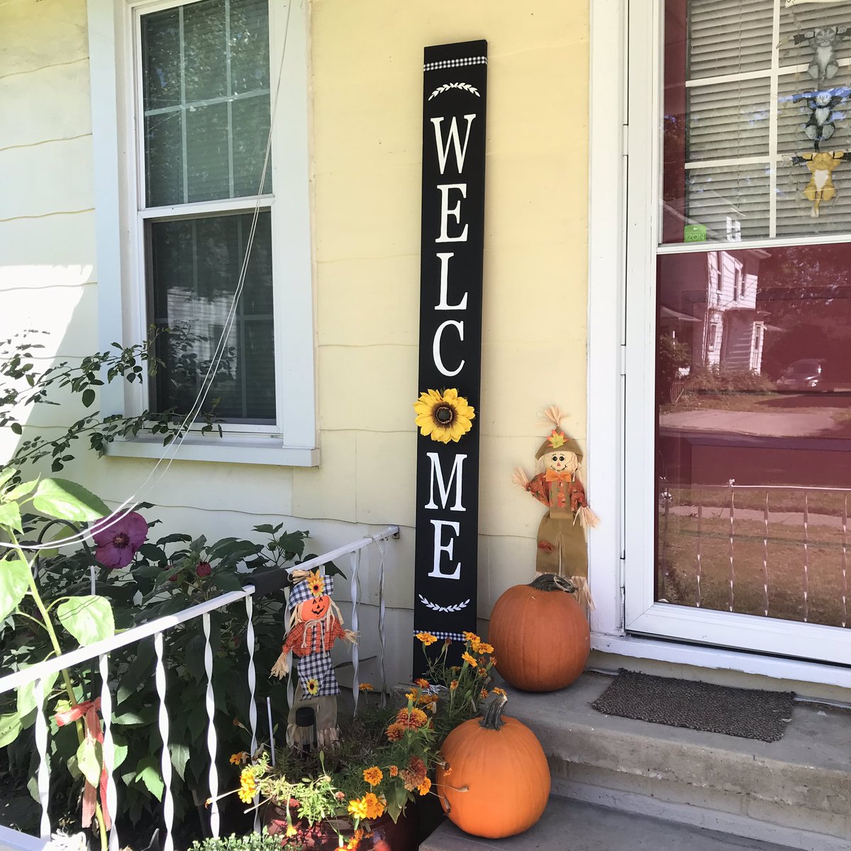survivor2times's tweet image. WELCOME sign I made. Lawn mowed, porch scrubbed, van washed. #welcomesign #handmadesign #lawnmowed #vanwashed #porchscrubbed #busyday #exhausted #lovemycutelittlehouse #myhousewouldfit #inAldeansgreatroom #600sgft
