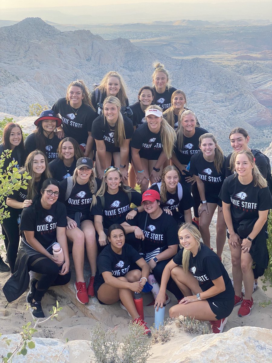 UtahTech_SB's tweet photo. Rise &amp; shine...early morning @DIXIESTATESB team hike. Red Mountain Trail to the Snow Canyon Overlook.  #MyReasonsWhy #Larrymadeusallcry 😢 https://t.co/LXKZh0KC4Q