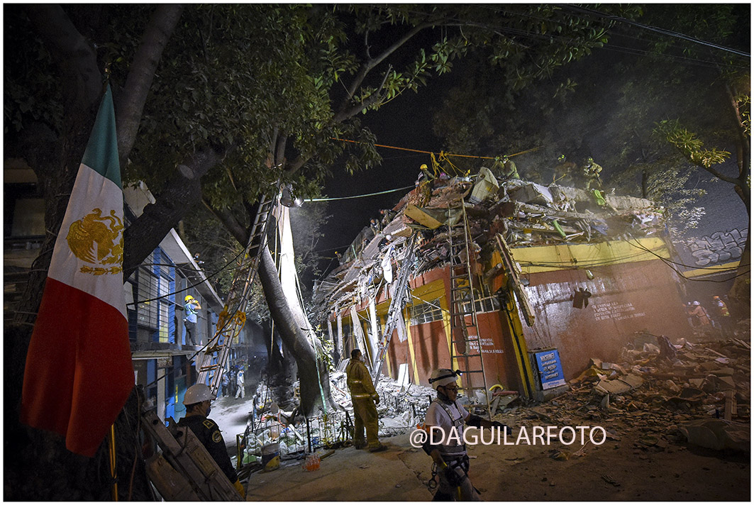 DAGUILARFOTO's tweet photo. "13.14.Hrs" Martes 19 Septiembre 2017 #Terremoto Ciudad de México 🇲🇽. Una nueva generación conoció el miedo, la tragedia, la muerte... pero también descubrió lo que es la solidaridad #DiaNacionalDeProteccionCivil #Sismo19S #Temblor #Sismo TEXTO: https://t.co/7At051AvpA 🇲🇽 PIX📷DA https://t.co/pn7otgeVnb