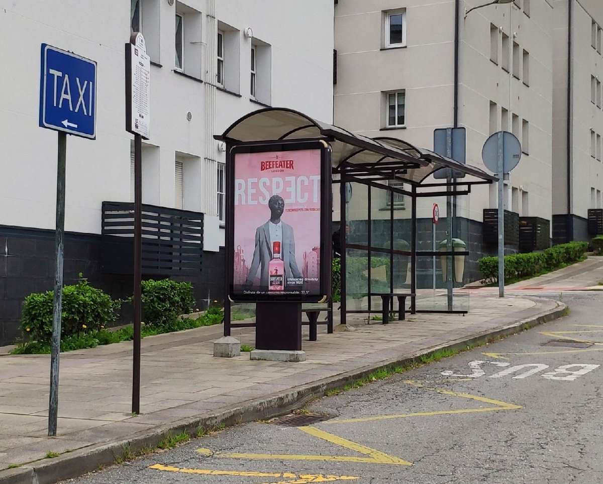 BlogBusurbano's tweet image. Asomóusenos un sorriso ó comprobar que o poste da #Par290 da #Lín22 de @TranviasCoruna segue (anos despóis) colocado nunha posición ideal para chequear a info da liña e que nese intre chegue o bus á parada 😅 e ademáis, baixiña coma a dos taxis, para que se vexa adecuadamente 😜