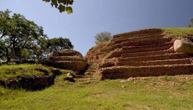 Of the people who left the Great Zimbabwe, a tribe of modern day Kalangas went west, they formed the Kingdom of Butua/Butwa, it's capital being KHAMI (Modern day Khami Ruins) The royal  family of the Butua kingdom were known as the Togwa/Torwa/Tolwa