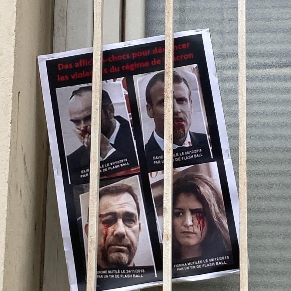 « Des affiches-chocs pour dénoncer les violences du régime de Macron » 

Aux fenêtres du commissariat de #Valenciennes, ce #19septembre à la #marchesolidaire pour les #Giletsjaunes mutilés