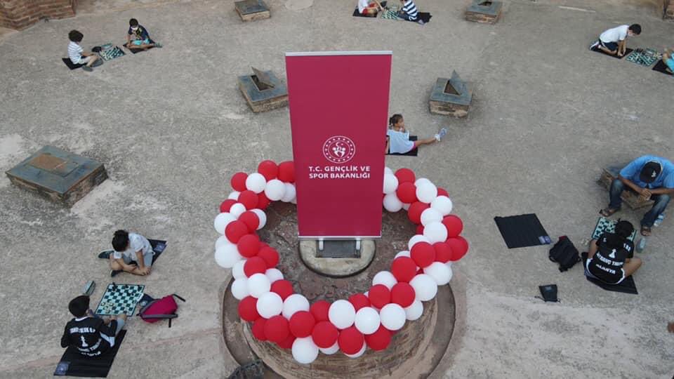 “Sokakta Satranç Var” Projesi’nin 6’ıncısı, 18 Eylül’de  “Maskeni Tak, Mesafeni Koru, Hamleni Yap” sloganıyla Alanya Kızılkule’de gerçekleştirildi. 

Müsabakalara katılan sporcularımızı tebrik eder başarılarının devamını dileriz.