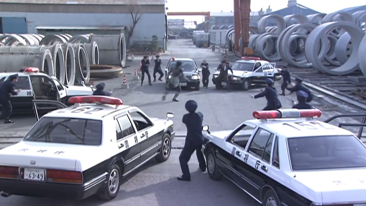 Hp 道内police 仮面ライダークウガ 劇用車のパトカー クウガ以降の仮面ライダーシリーズで出てくる劇用パトカーの質がかなりいい 車種はほとんど日産 特に一条刑事のセドリック覆面パトカーは グリル内の前面警光灯や車内の無線やサイレンアンプとかなり