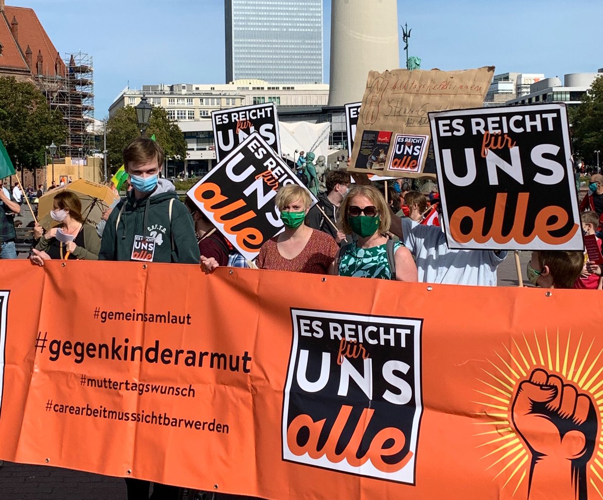 Demo gegen #Kinderarmut - weil in unserem reichen Land echt nicht einzusehen ist, dass jedes 5. Kind in #Armut aufwächst. Deshalb: #Kindergrundsicherung jetzt! #esreichtfuerunsalle