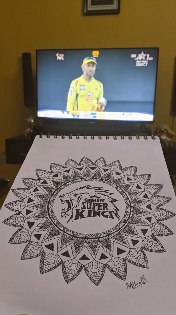 zoonyboyy's tweet photo. So decided to take a break from Instagram and ended up doing this mandala art 🤭

4 hours of sitting in the same place 😂

Love for CSK never dies 💛
#ChennaiSuperKings #Yellove #dugout @IPL @ChennaiIPL @BoriaMajumdar @SriniMaama16 #IPL2020 #IPL2020Updates #CSKvsMI https://t.co/TpZK1C86GK