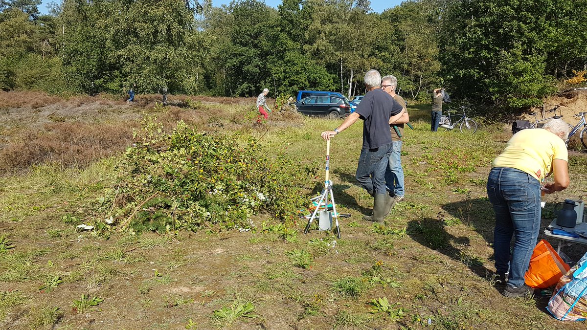 Vanmiddag was het eindelijk weer zover, de Bennekomse werkgroep van <a href="/ARochaNL/">A Rocha Nederland</a> ging weer aan de slag Aan de Fransekampweg. Deze keer versterkt door <a href="/ChristenUnieEde/">ChristenUnie Ede</a>.