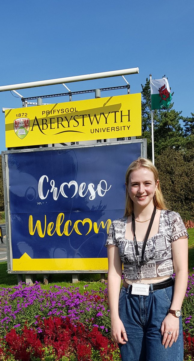 AshleyJDrake's tweet photo. Diwrnod hanesyddol arall i fy merch talentog, caredig a hynod annwyl @LoisDrake_
Diolch i Ysgol @MelinGruffydd @Ysgol_Glantaf ac i bob athro ac athrawes sy wedi bod mor allweddol ar ei thaith addysgol godidog. Ymlaen nawr, fel un o @PoblCaerdydd, i @Prifysgol_Aber 👩‍🎓 ❤ https://t.co/AWFV22y7gP