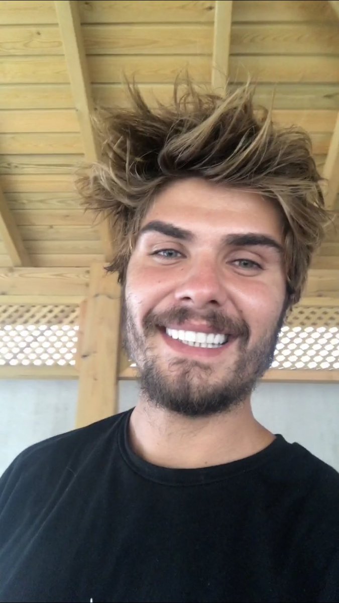 Hayranlarının gücü ve sevgisi ile Barışın pozitif enerjisi ve karakteri birleşince ortaya muazzam bir sevgi saygı bütünü çıkıyor harika bir aile ortamı

Barış Murat Yağcı