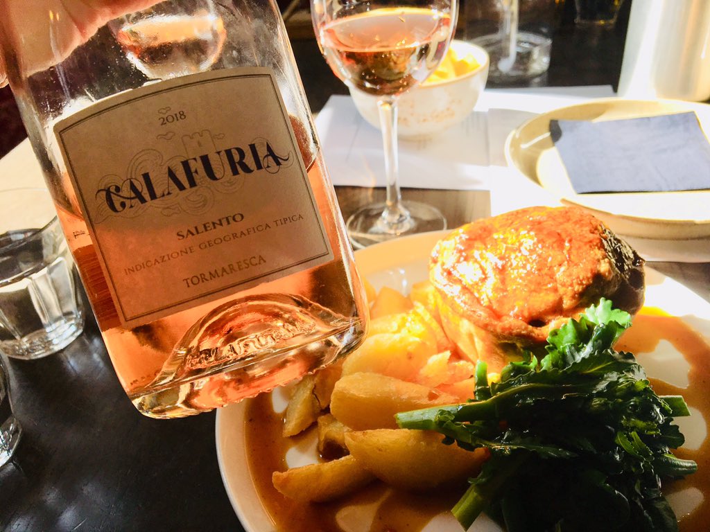 Just the sort of #rosé that can stand up to a #steakandalepie 🥧. When it comes to #negroamaro & #puglia @Tormaresca are always on point 🎯. Lovely lunch & service @blkbullsedbergh #gastropub #cumbria #tormaresca #tormarescanegroamaro #italianwine #italy🇮🇹 #italianwinescholar 🤓
