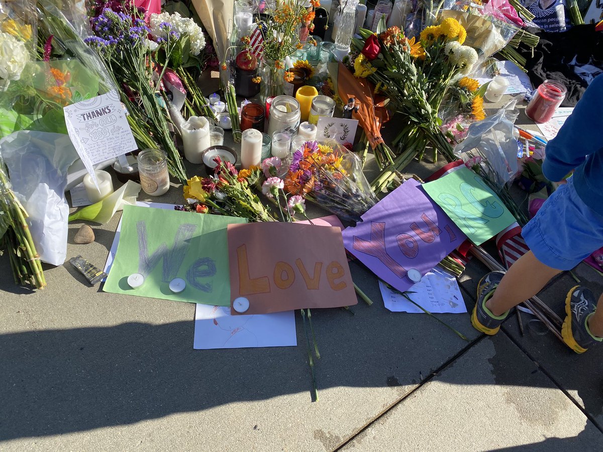 cbtuss's tweet photo. Paying our respects this morning.  RIP RBG #SupremeCourt #NotoriousRBG https://t.co/H6ji0Xga6V