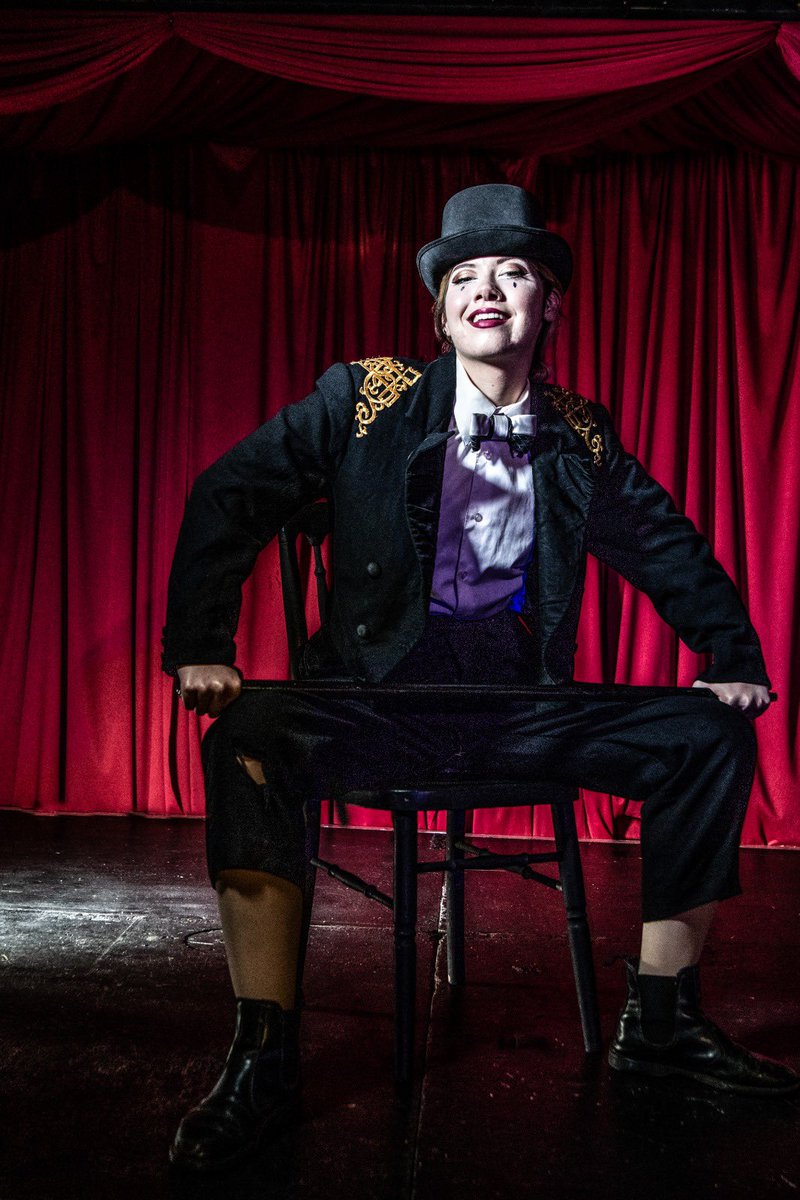 ShotgunCarousel's tweet photo. ♦️Who remembers this iconic palace duo? Gingerbread House proprietor, moonshine connoisseur & music hall starlet, performed here by Emer Dineen and shot by @rahpetherbridge at @thevaultslondon ♦️
#RedPalace #SaveTheArts https://t.co/Yu8GkY4vPd