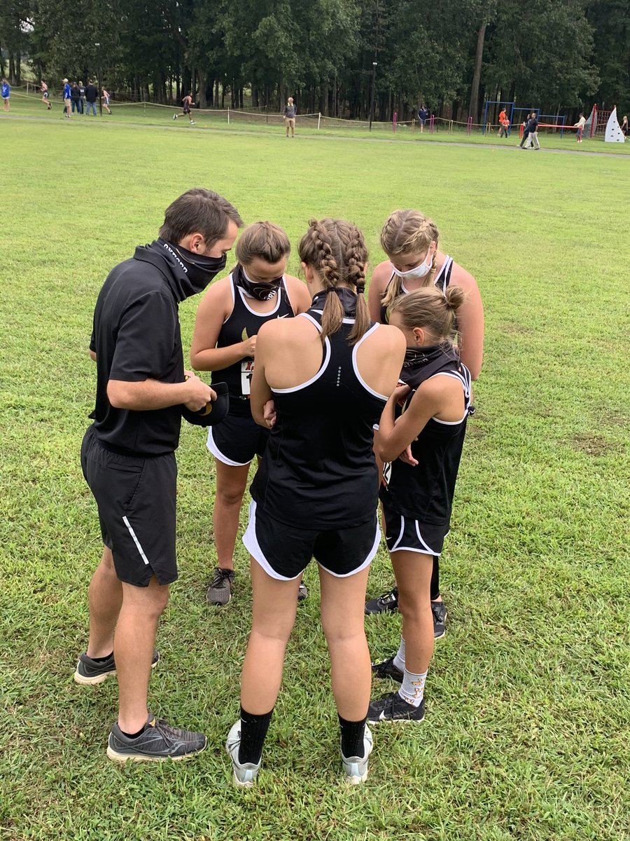 j_dothard's tweet photo. Having a little pep talk prior to race! Good luck ladies #GoBigO #FairviewInvitational https://t.co/UvNXJ59CKe
