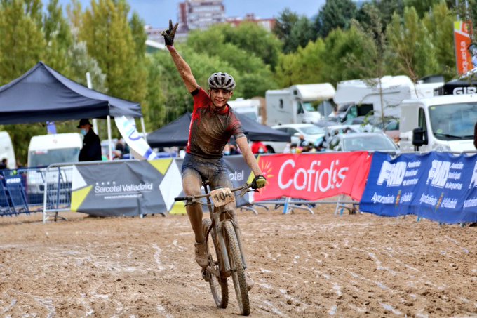 Primaflor Mondraker Racing Team (@pmgracingteam) on Twitter photo 🥈 Así de satisfecho estaba nuestro David Campos tras su plata en #CEXCOValladolid20
📸 <a href="/RFECiclismo/">Real Federación Española de Ciclismo</a> 🥈 Así de satisfecho estaba nuestro David Campos tras su plata en #CEXCOValladolid20
📸 <a href="/RFECiclismo/">Real Federación Española de Ciclismo</a>