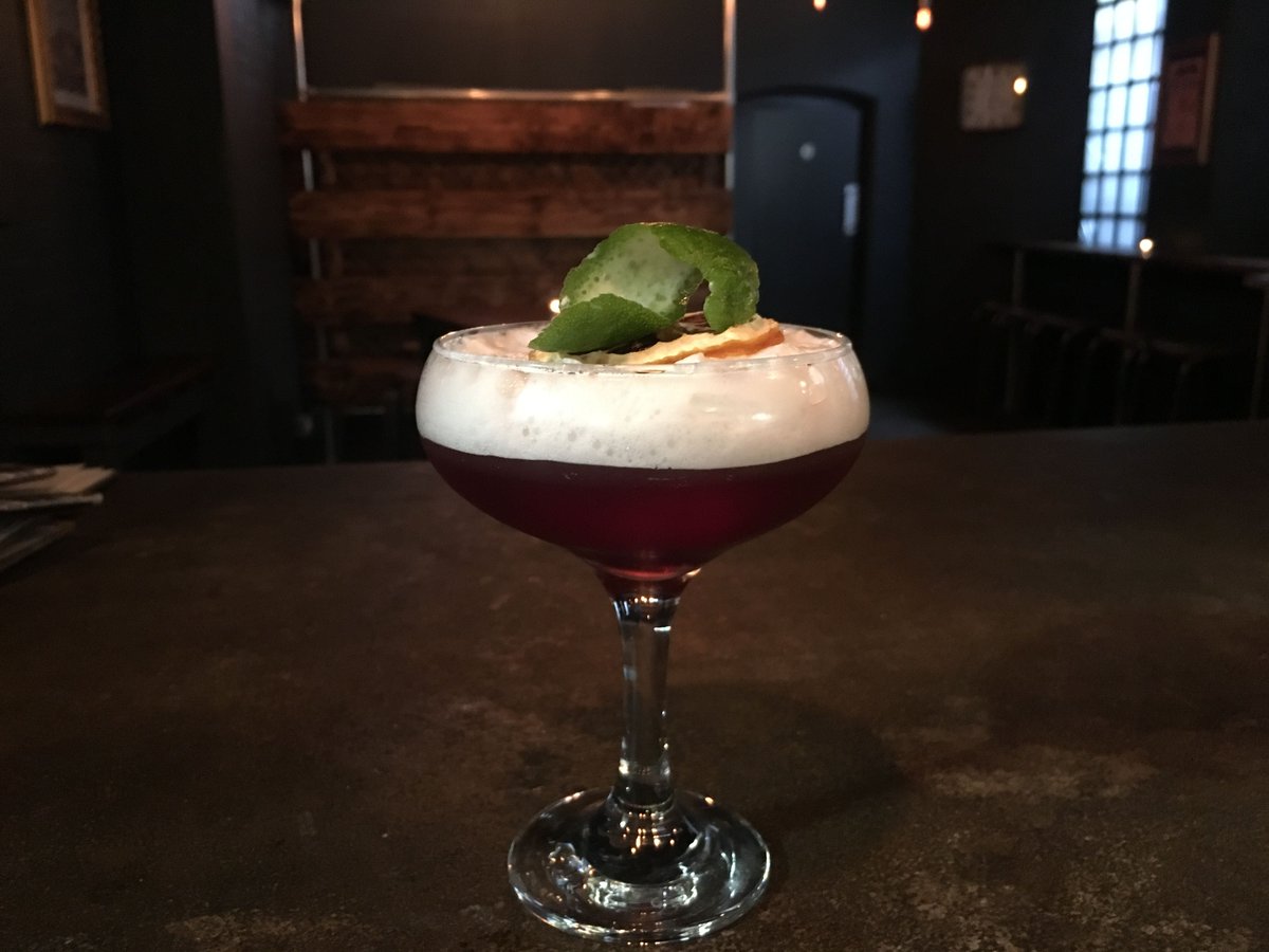 Sit back and enjoy beautifully presented #cocktails in the heart of #Chelmsford!✨🍸