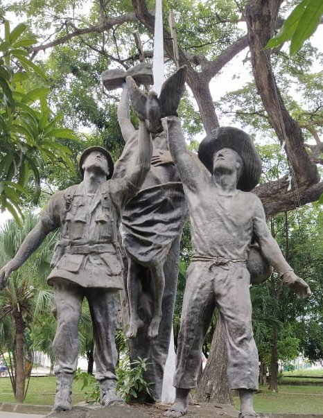JoseOrtegaRuiz's tweet photo. La polémica que causó xq los indígenas derrumbaron la estatua en popayan. 

Me acordé de esta que existe en monteria, cuentan que es alusiva  a las AUC, no se que tan cierto sea, de serlo sería bueno derribarla.

 cierto que las armas parecen AK47 
¿opinan? https://t.co/WamE2fRtry