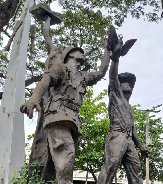 JoseOrtegaRuiz's tweet photo. La polémica que causó xq los indígenas derrumbaron la estatua en popayan. 

Me acordé de esta que existe en monteria, cuentan que es alusiva  a las AUC, no se que tan cierto sea, de serlo sería bueno derribarla.

 cierto que las armas parecen AK47 
¿opinan? https://t.co/WamE2fRtry