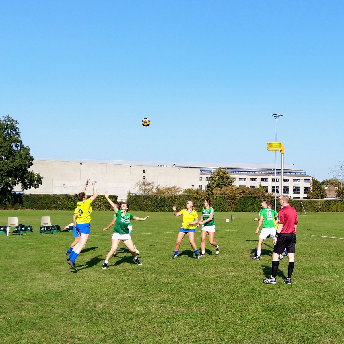 Volop strijd, maar Korbatjo loopt steeds nét achter de feiten aan. Na een 7-7 ruststand wordt Korbatjo 1 - Tjoba 1 16-18.