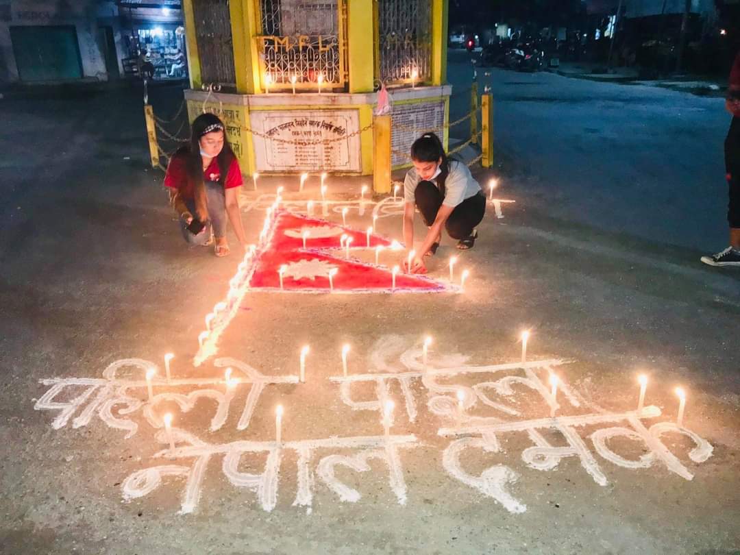 PahiloPaila2075's tweet photo. पहिलो पाइला नेपाल दमक साखा ले संबिधान जारी भएको दिनको अबसर पारेर दमक स्थित फाल्गुन चौक मा दिप प्रज्वलन गरि संबिधान जारी भएको दिनलाइ स्मरण गरेको छ।
#PahiloPailaNepal #AlwaysForChange #DamakBranch #ConstitutionDay #Lighting https://t.co/Xpwd7vDu1g