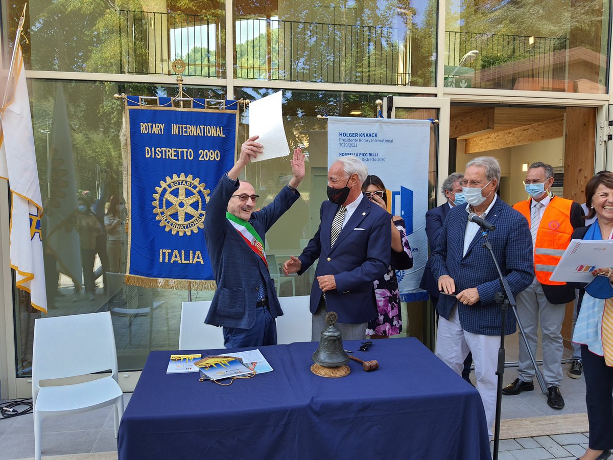 RotaryD2090's tweet photo. Arquata del Tronto (AP), il Rotary Point consegnato al Comune. Nuovo impulso alle attività commerciali. Un’opera  impegnativa e importante per sostenere il rilancio di Arquata e aree limitrofe sconvolte dal sisma del 24 agosto 2016. https://t.co/DowrO51DXf @RossPiccirilli https://t.co/Nq6Ts4cUEZ